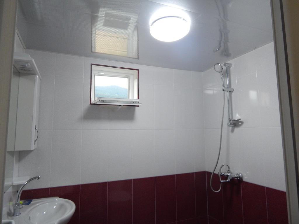 Valodia Guest House In Mestia Ngoại thất bức ảnh